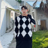 Black And White Contrast Rhomboid Round Neck Knit